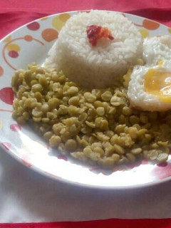 Una foto de Alverjitas verde con huevo