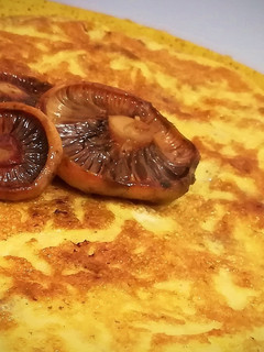Una foto de Tortilla de rovellons con butifarra de setas
