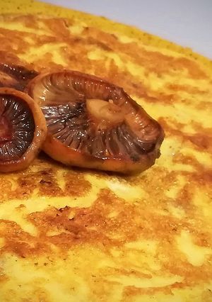 Una foto de Tortilla de rovellons con butifarra de setas