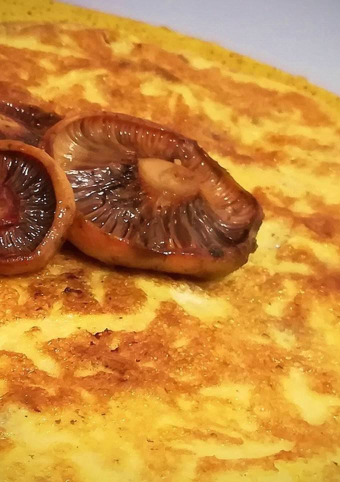Una foto de Tortilla de rovellons con butifarra de setas