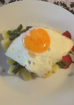A picture of Green beans with potatoes and eggs.
