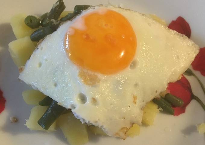 Green beans with potatoes and eggs