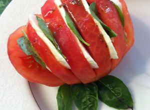 Una foto de Jitomate Caprese Hasselback
