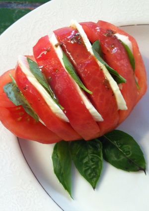 Una foto de Jitomate Caprese Hasselback