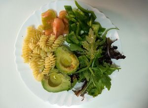 Foto de Salada de abacate e pimento verde