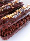 Eclairs de cacao relleno de trufa de chocolate