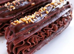 Foto principal de Eclairs de cacao relleno de trufa de chocolate