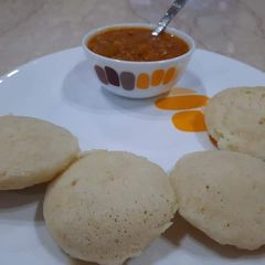 A picture of Rava Idli.