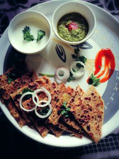 આલુ પરાઠા (Aloo Paratha recipe in Gujarati) રેસીપી મુખ્ય ફોટો