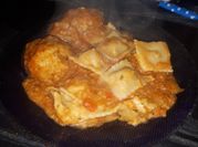Una foto de salsa para raviolis tomate