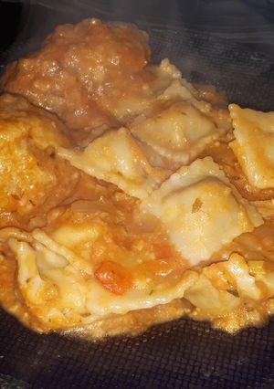 Una foto de Ravioles con salsa de tomate y albóndigas rellenas de queso 😋😋