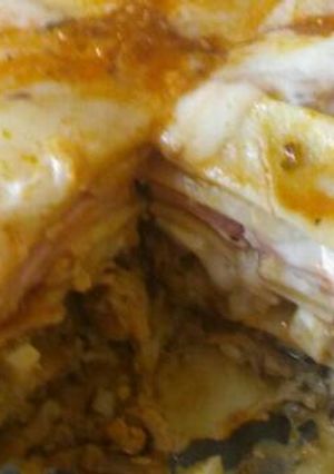 Una foto de Lasaña de pollo, carne y jamón y queso