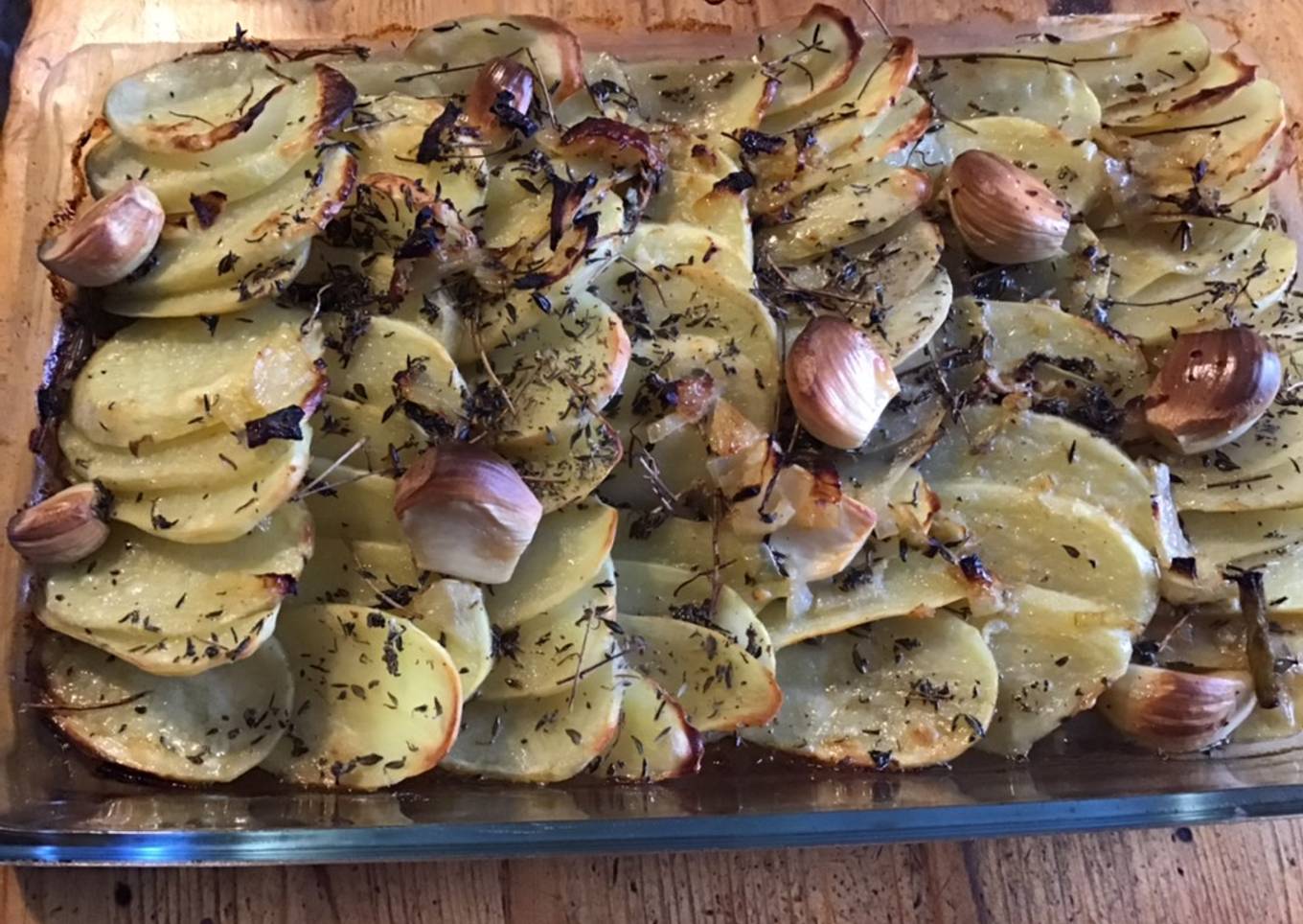 Pommes de terre au four ail thym et bouillon maison