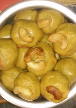A picture of Besan ka Ladoo (Gram flour Ladoo).
