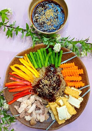 Hình của món Miến trộn cay Hàn Quốc.