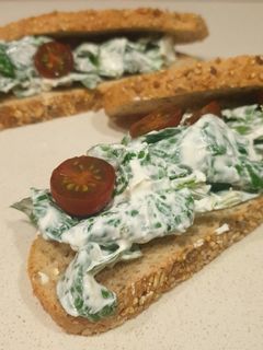 Una foto de Tosta integral con espinacas y queso