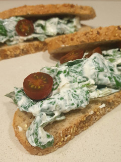 Una foto de Tosta integral con espinacas y queso
