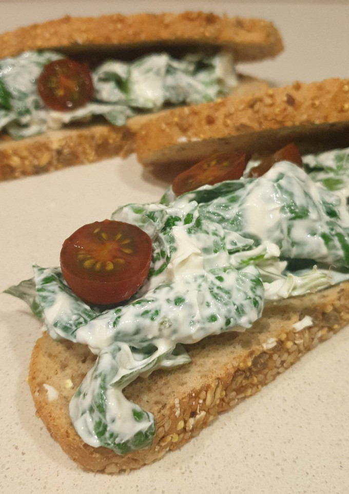 Una foto de Tosta integral con espinacas y queso