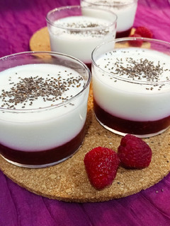 Una foto de Yogurt natural con mermelada de frambuesa (all 100% home made) Panificadora Lidl