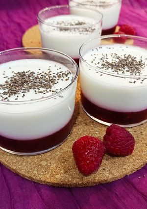 Una foto de Yogurt natural con mermelada de frambuesa (all 100% home made) Panificadora Lidl