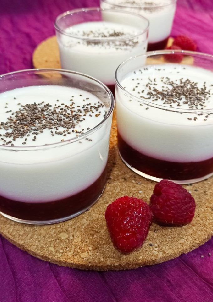 Una foto de Yogurt natural con mermelada de frambuesa (all 100% home made) Panificadora Lidl