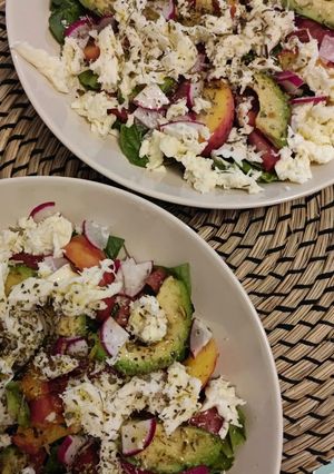 Una foto de Ensalada de espinacas y melocotón