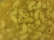Una foto de sopa de coditos en caldo