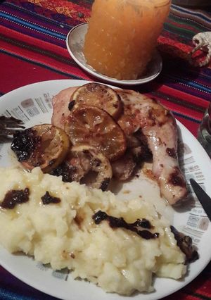 Una foto de Pollito con salsa de higos al limón con guarnición de puré de papas