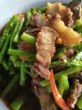 ผัดหน่อไม้ฝรั่งหมูกรอบกับตับ
