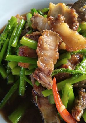 รูปของ ผัดหน่อไม้ฝรั่งหมูกรอบกับตับ
