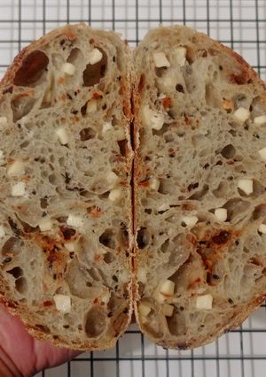 Foto resep Moringa Wijen Jinten Hitam Chili Flakes Cheese Sourdough Bread (Open Bake Method)
