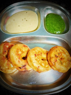 A picture of Urad dal vada (Medu vada).