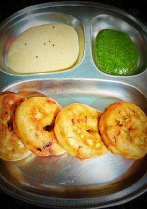 A picture of Urad dal vada (Medu vada).