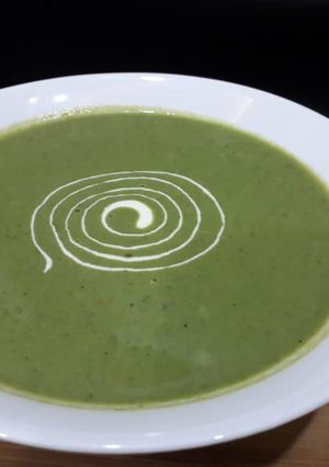 A picture of Palak peas creamy soup.