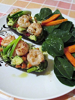 Una foto de Aguacates rellenos con gambas y crudités - fácil