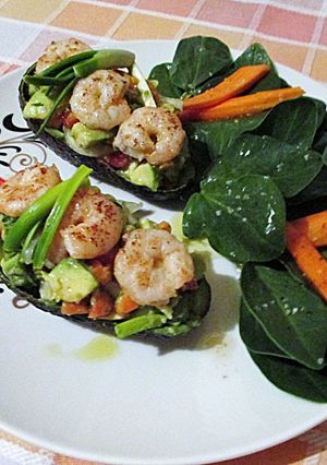 Una foto de Aguacates rellenos con gambas y crudités - fácil