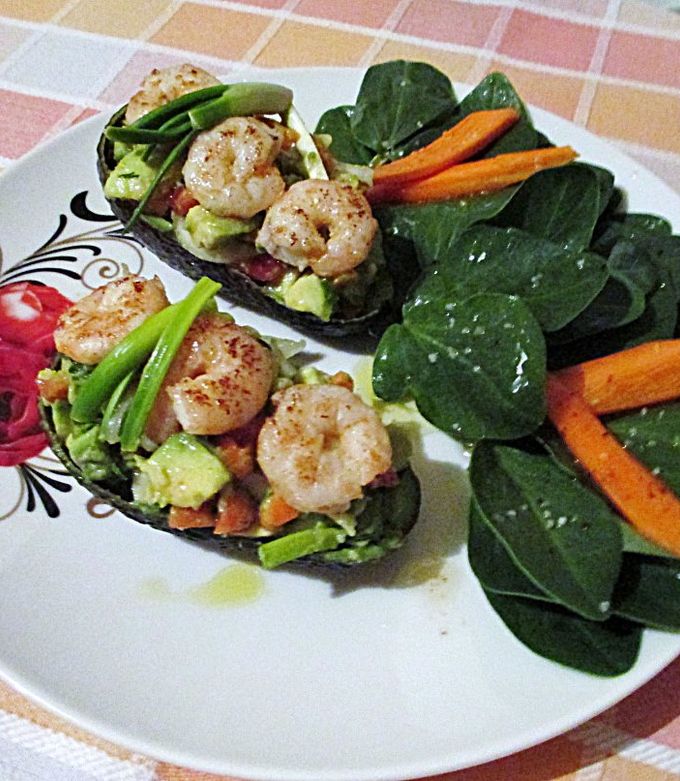 Foto principal de Aguacates rellenos con gambas y crudités - fácil