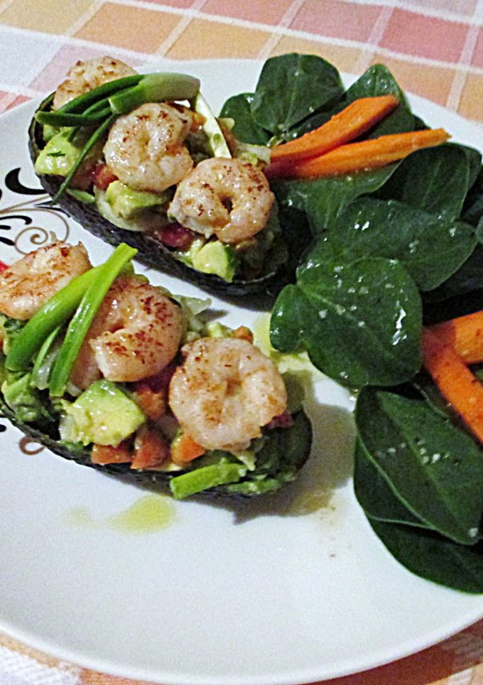 Una foto de Aguacates rellenos con gambas y crudités - fácil