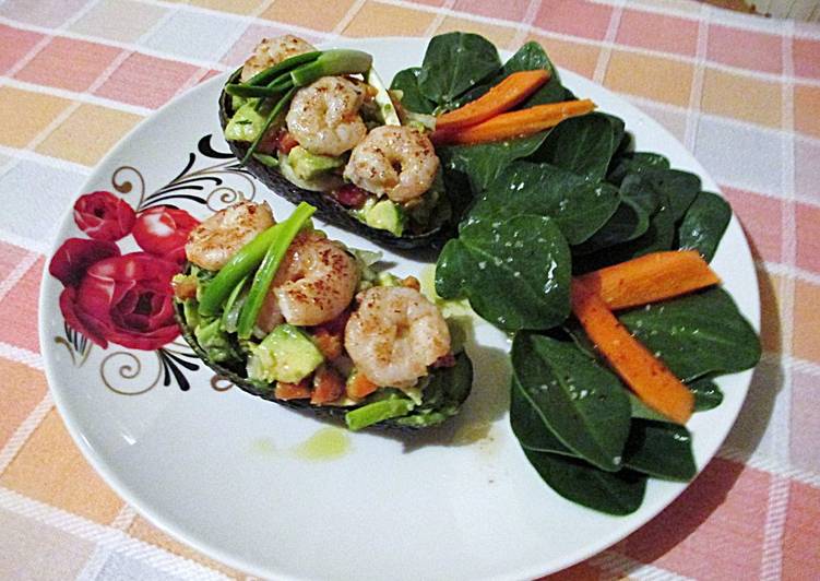 Aguacates rellenos con gambas y crudités - fácil