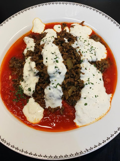 Une photo de Bœuf haché sauce rouge et blanche