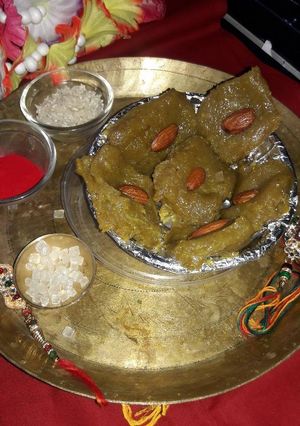 सुनहरी केला बर्फी (Sunehri kela barfi recipe in hindi) रेसिपी मुख्य फोटो