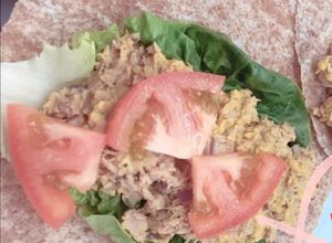 Una foto de Wrap saludable de atún y aguacate