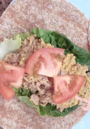 Una foto de Wrap saludable de atún y aguacate