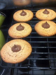 A picture of easy peanut butter cookies.