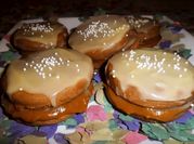 Una foto de alfajores helado