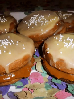 Una foto de Alfajores helados de chocolate y dulce de leche