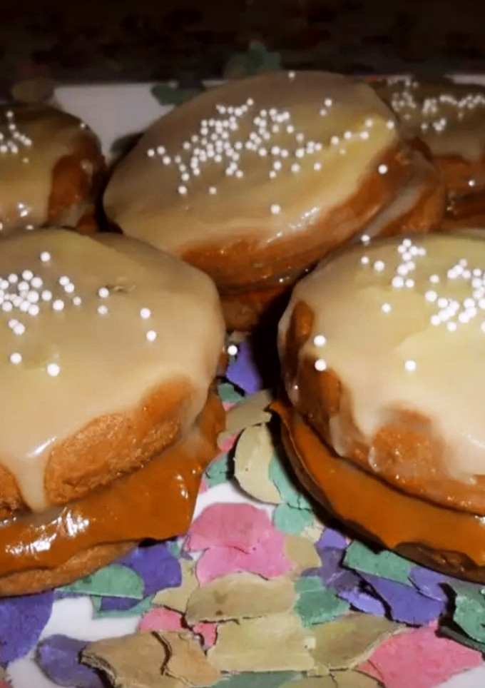 Una foto de Alfajores helados de chocolate y dulce de leche
