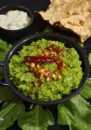A picture of Double tadka lahsuni Palak khichdi.