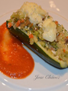 Una foto de Calabacines rellenos de couscous de coliflor y seitán gratinados