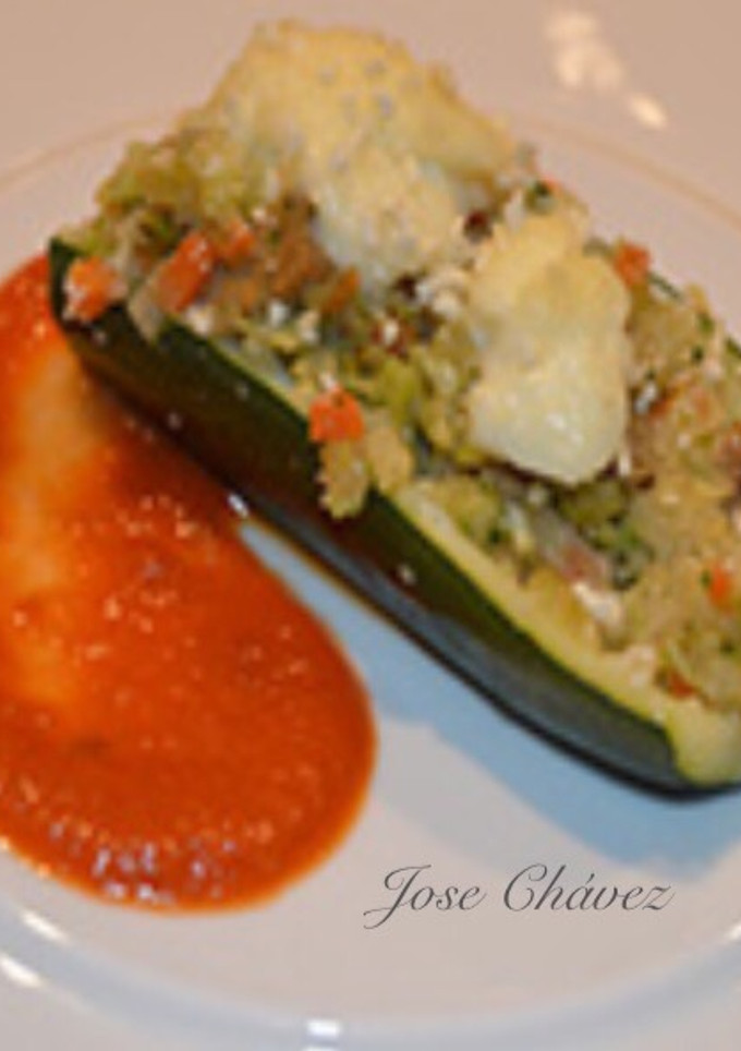 Una foto de Calabacines rellenos de couscous de coliflor y seitán gratinados